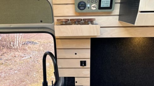 The Beast expeditie camper – 3p Mercedes-Benz bus from 2023