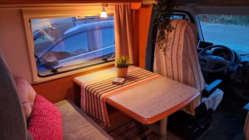 Cozy, fully equipped 4-person semi-integrated camper.