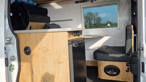 White SportsPearl – 3-sitziger Mercedes-Benz Bus aus dem Jahr 2019