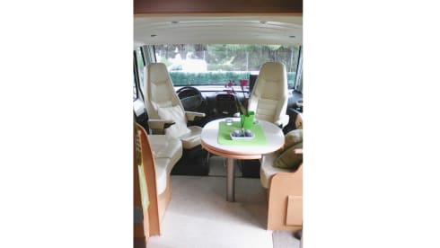 Pilote Explorateur 713 – Spacious and neat 4 person camper with 2 single beds and a 2-person pull-down bed.
