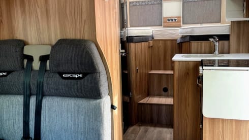 Luxury 6 Berth Motor home Perfect for Family Escapes