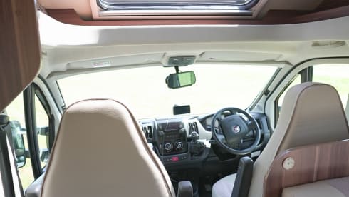 Roscoe – Luxury motorhome - sleeps 6 - Includes Insurance