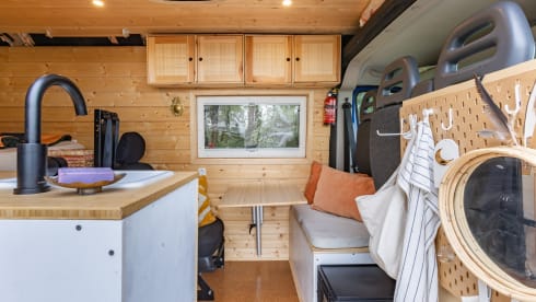 Ollie – Comfortable, attractive 2 person bus camper