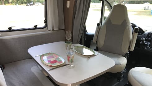 Modern luxury semi-intergraal Camper 4 persons