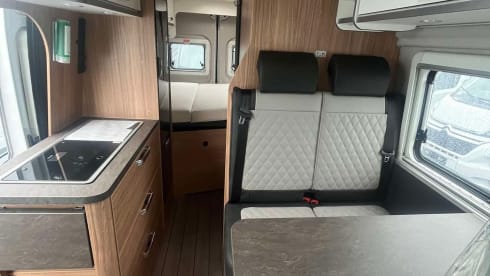 Bedsie – Recent (2024) nicely equipped Weinsberg Carabus 600 from 2024 