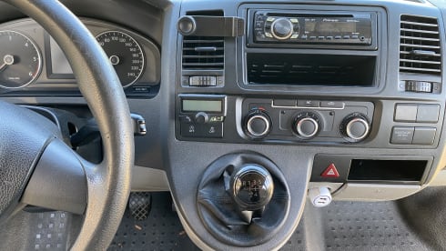 Het gele geluk 💛 – VW T5 yellow bus with modern interior