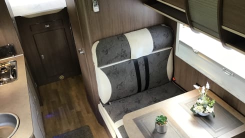 Young, luxurious, spacious, 6p. camper, 20 extra HP, large beds, 2 x air conditioning