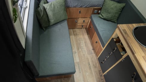 Benzie – Off grid luxury 2p Mercedes-Benz camper bus