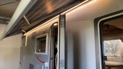 4p Hymer B 674 SL integrated from 2009 including length beds and fold-down bed