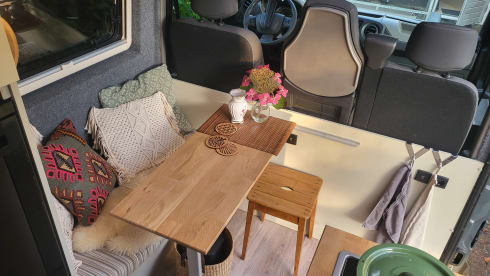 Cool, cozy 3p Renault Master campervan from 2017