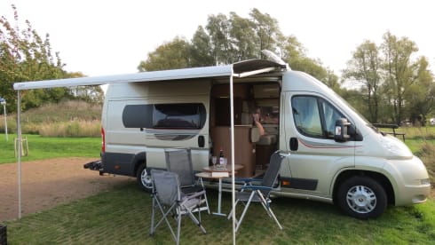 Rolmaatje – Beautiful Roller Team Livingstone bus camper (2.5p) for rent