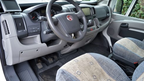 Beautiful complete and very neat 6-person camper (Fiat Ducato Adria Mobil)
