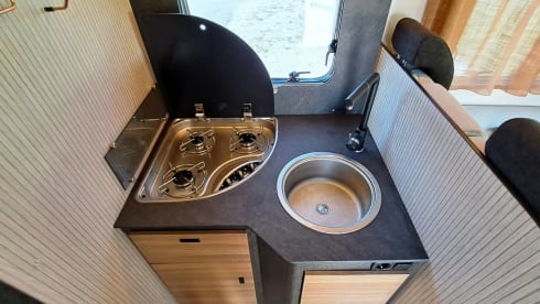 King VIII – Brand new, luxurious alcove camper for 5 people