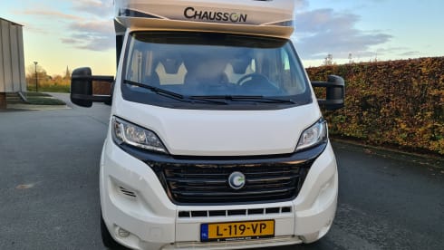 L199VP – Chausson 777GA Automatic Titanium VIP very luxurious, km free