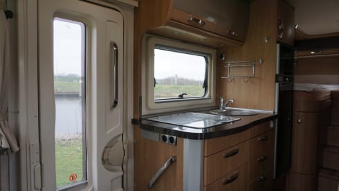 Kap – 4 person Hymer integrated with length beds!