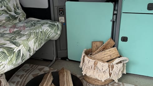 Bessie – 4p Volkswagen T4 campervan with lifting roof