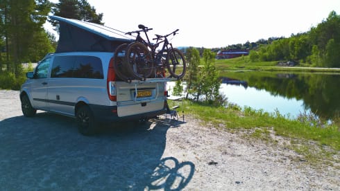 #ExplorerBuzzs – 4 Person MB Vito 4x4 Campervan (2009)
