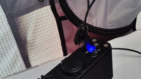 Toto – Micro Camper mit Dachzelt und Küchenbox