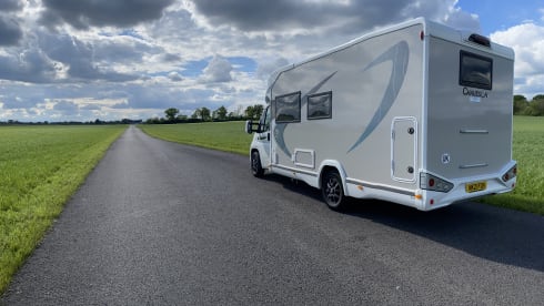 Betty Bob – Betty Bob is een luxe automatische camper met 5 zitplaatsen en 6 slaapplaatsen 