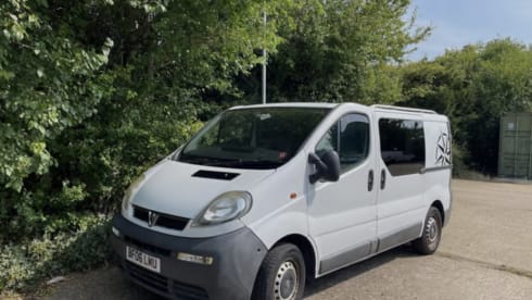 Gino D'Campo – Meet Gino D'Campo, a cosy 2 berth Vauxhall Vivaro Campervan from 2006