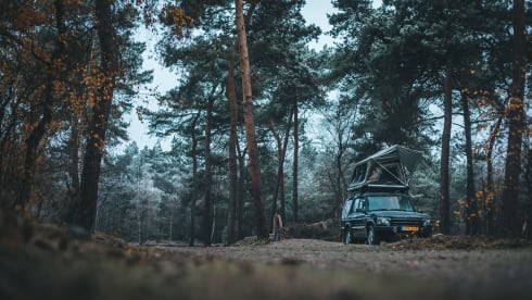 WOLF V8 – Adventure & freedom with a Land Rover with roof tent!