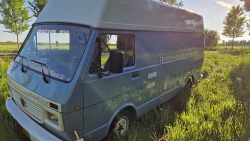 Nice Volkswagen bus camper, ready for adventure!