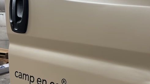 Camp en jo – 4p Peugeot bus uit 2025