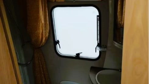 Spacious family camper 6p Air conditioning Bunk bed Solar Alcove Tow bar