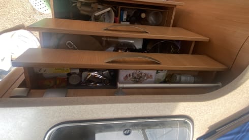 Aisholpan – Comfortabele Adria Vision met 4 slaapplaatsen voor reisplezier in alle weersomstandigheden.