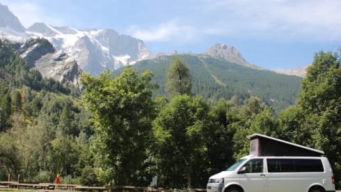 4-person Volkswagen with pop-up roof and long wheelbase for extra space