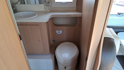 Luxe Etrusco Automaat met enkele bedden/hefbed ,grote garage