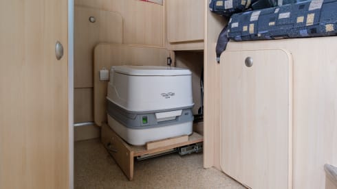 De Klaproos – Luxury 2-person camper with spacious fixed double bed!