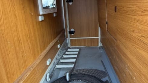 Spacious 6/7 person Ford Rimor Superbridge with all amenities!