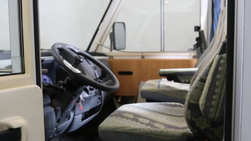 Hymer vast bed – Luxury entrance Hymer B574