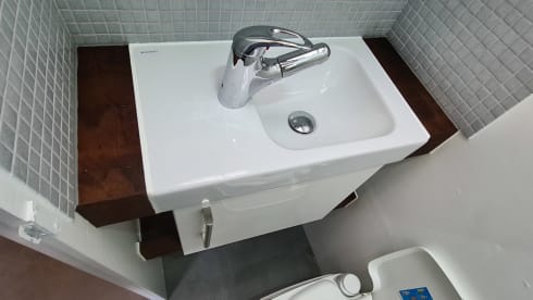 4 person 2.5l Ford transit alcove camper, completely renovated!
