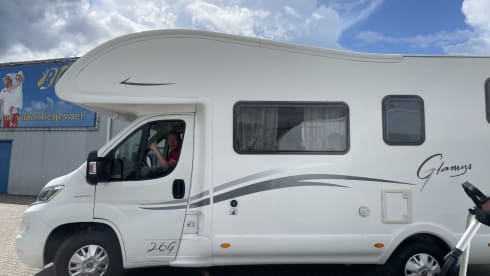 Bella Carina – 6 person Camper McLouis Alcove 