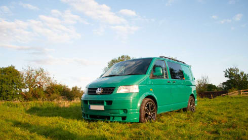 Pretty Green – Volkswagen campervan met 2 slaapplaatsen uit 2006