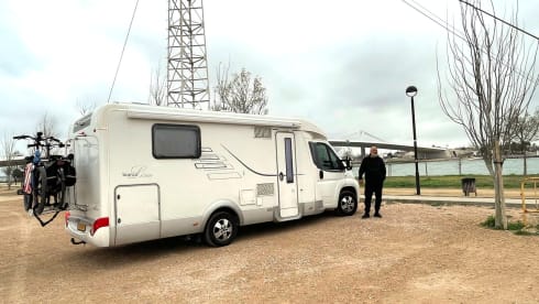 Nirwana – Luxury 2p Hymer from 2015 with fixed Queens bed 