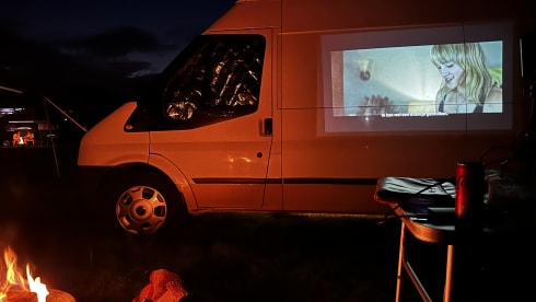 Henry – Trendy, 2-3 person off grid camper bus, suitable for all seasons!