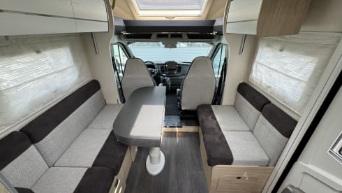 Chausson teilintegriertes Wohnmobil für 5 Personen