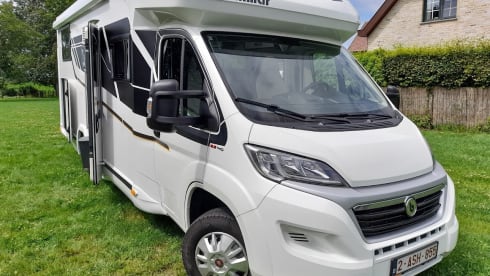 Spacious 5-person mobile home Benimar Mileo 263, from 2021
