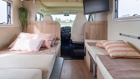 Fransie  – Luxury 5 person Alcove camper from 2017: Fransie