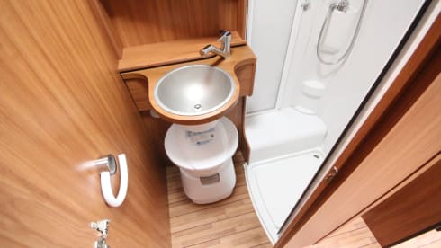 Zeer LUXE 6 pers. Camper met Airco en XL Garage BJ 2013