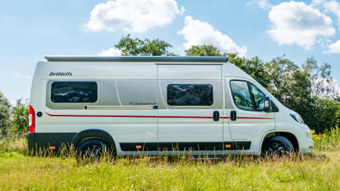 YOURMOMENTS_Vanlife  – Escape to nature with our luxurious off-grid camper bus 