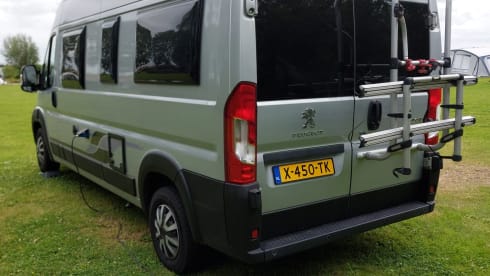 Harrie – Super neat 2 person Peugeot bus from 2015 with awning
