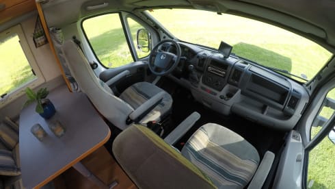 Gezellige en complete – 5-person Adria Mobil alcove > (electric) bicycles inside the garage