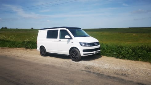 Carrie – 4-Berth Volkswagen Campervan from 2016