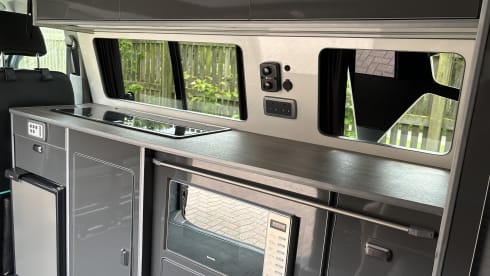 The Grey – 4 berth Volkswagen T6.1 Luxury campervan 