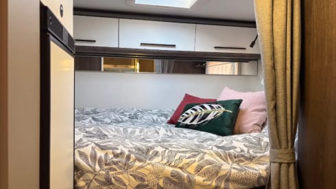 White pearl – 5p Ford semi-integrated uit 2026