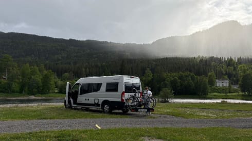 Gloednieuwe compleet uitgeruste off-grid buscamper met lengtebedden